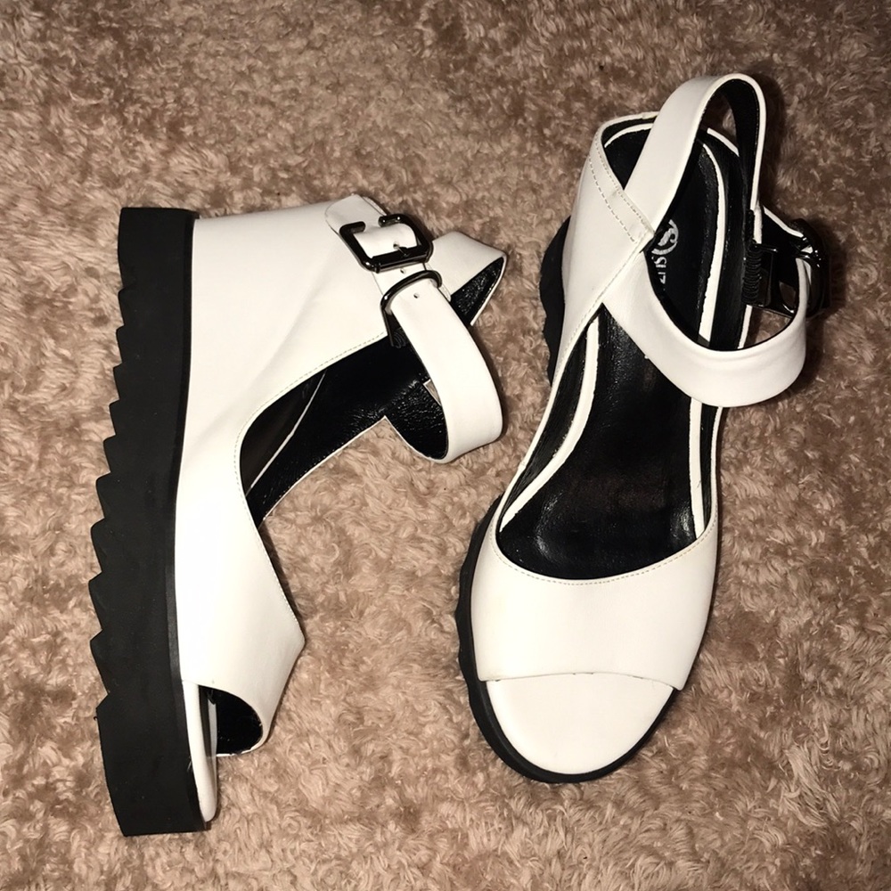 Heels - Picture 2 of 4